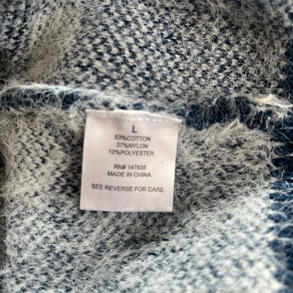 SALE! Romeo + Juliet Fuzzy Blue & White Polka Dot Sweater Women’s Size Large - Picture 8 of 13